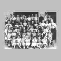 006-0001 Volksschule Biothen 1940. Die Aufnahme zeigt die erste und zweite Klasse..jpg